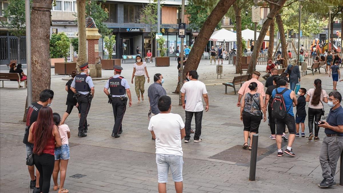La plaza Espanyola de La Torrassa, en L’Hospitalet, esta tarde. La plaza Espanyola de La Torrassa, en L’Hospitalet, esta tarde.