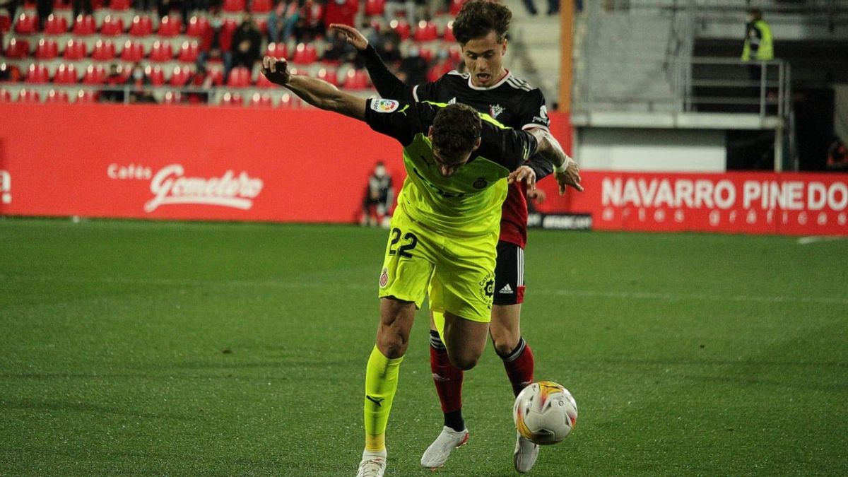 Santi Bueno se adelanta a un jugador del Mirandés. Santi Bueno se adelanta a un jugador del Mirandés.