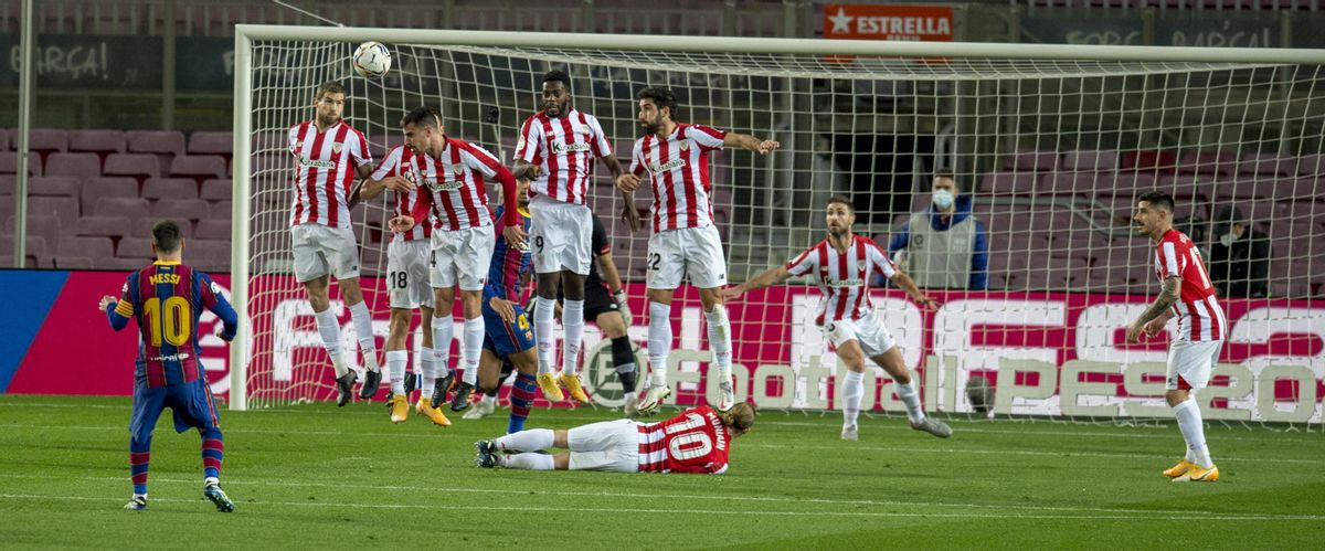 Messi consigue, con un gran lanzamiento de falta, el 1-0 del Barça sobre el Athletic. Messi consigue, con un gran lanzamiento de falta, el 1-0 del Barça sobre el Athletic.