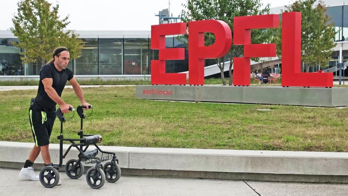 Aconsegueixen que tres paraplègics tornin a caminar a través de l’estimulació elèctrica de la medul·la