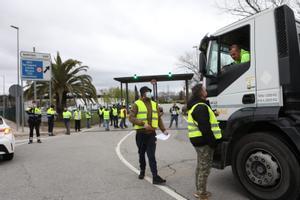 Un grupo de piquetes informa a los camiones en los accesos al CIM Vallès, en Santa Perpètua de Mogoda.