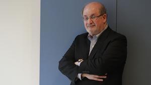 Salman Rushdie respira sin ventilación asistida y ya habla