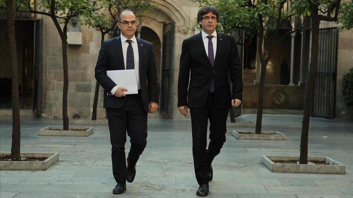 Carles Puigdemont i Jordi Turull antes de la reunion de Govern 