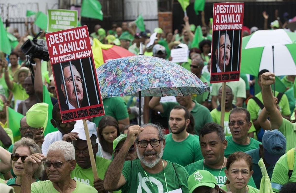 Manifestantes en Santo Domingo en la marcha contra la corrupción, impunidad y para reclamar justicia en el caso de la constructora brasileña Odebrecht. 