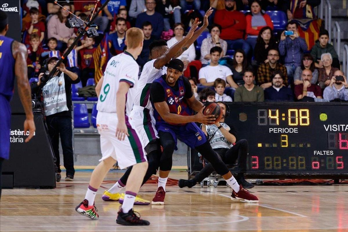 El pívot azulgrana Brandon Davies intenta ganar espacio dentro de la zona El pívot azulgrana Brandon Davies intenta ganar espacio dentro de la zona