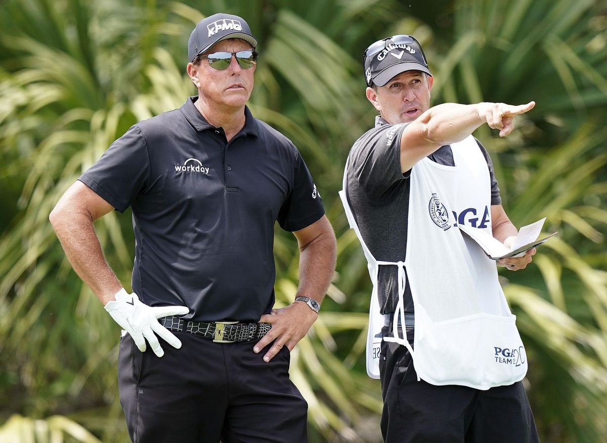 Mickelson estudia un golpe con su caddie en el recorrido de Kiawah Island Mickelson estudia un golpe con su caddie en el recorrido de Kiawah Island