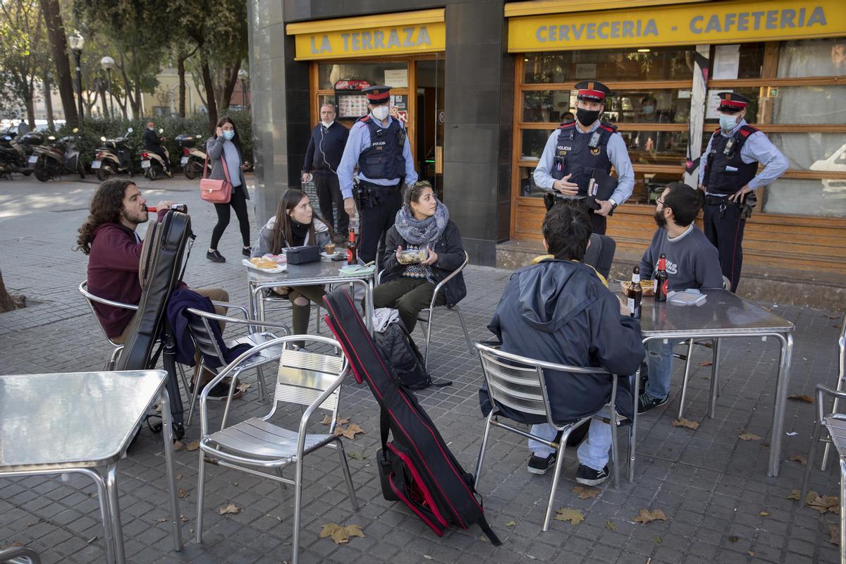 Agentes de los Mossos d’Esquadra patrullan por Sant Andreu para vigilar e informar sobre las medidas para evitar la propagación del coronavirus en bares y terrazas.