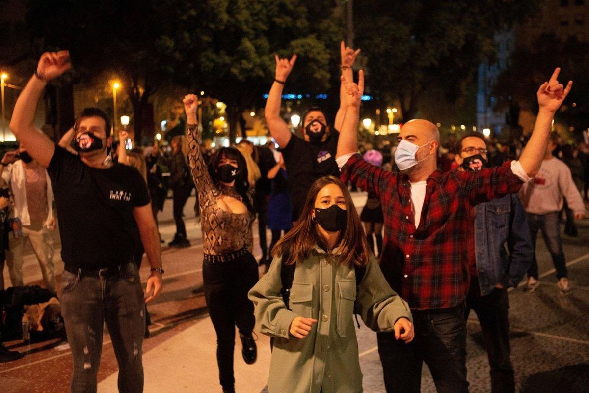 Acto festivo organizado por la plataforma de trabajadores del ocio nocturno, anoche, en la plaza de Catalunya de Barcelona. Acto festivo organizado por la plataforma de trabajadores del ocio nocturno, anoche, en la plaza de Catalunya de Barcelona.