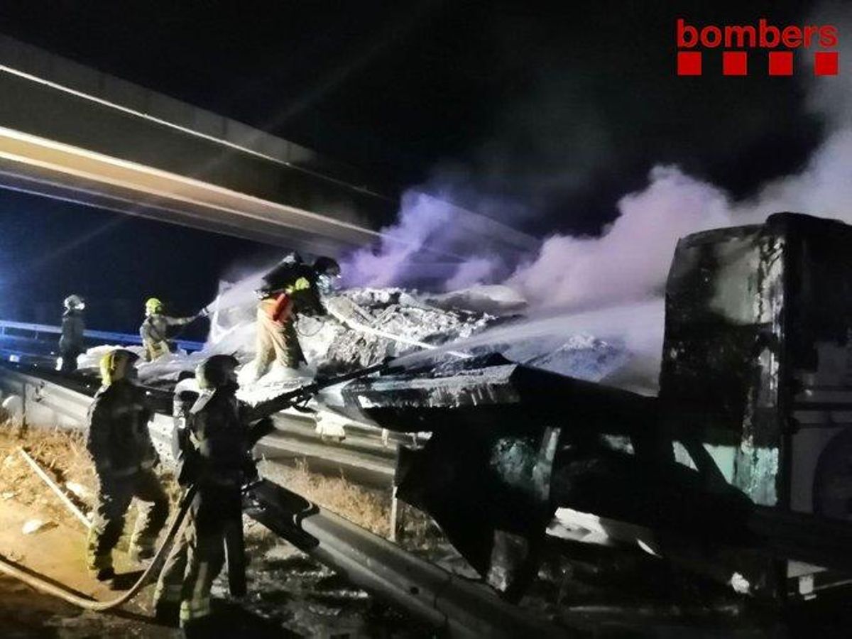 Bomberos, finalizando las tareas de extinción. Bomberos, finalizando las tareas de extinción.