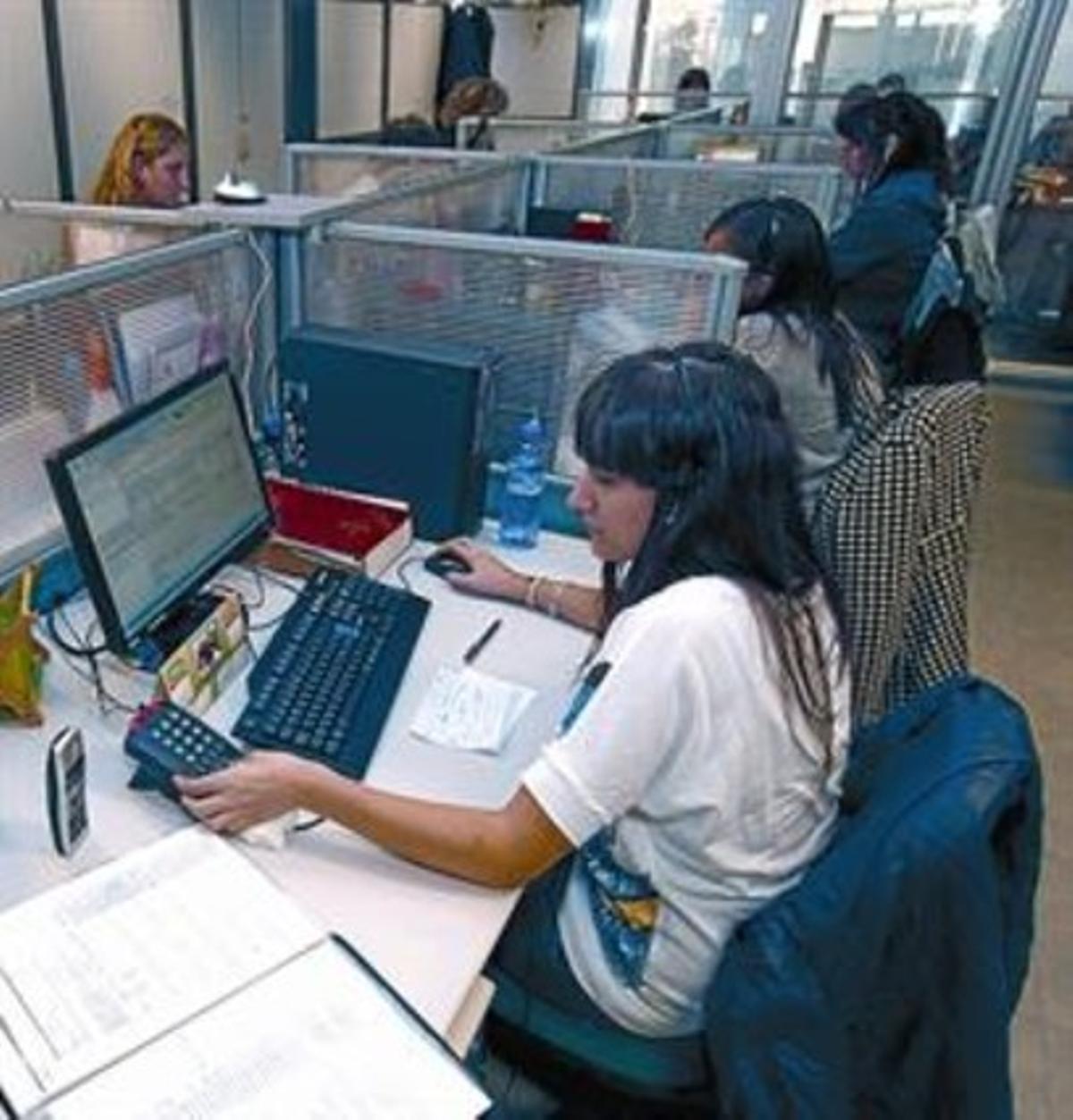 Trabajadores del servicio de teleasistencia, en la sede central de Barcelona.