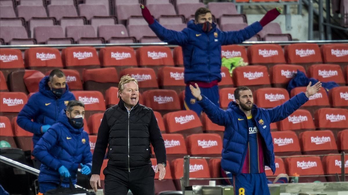 Koeman protesta desde el banquillo una decisión arbitral durante el Barça-Eibar. Koeman protesta desde el banquillo una decisión arbitral durante el Barça-Eibar.