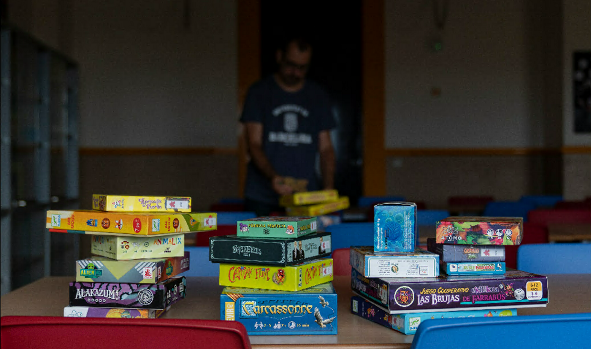El profesor Àlex Caramé ha conseguido reunir más de 400 juegos con finalidad educativa en el Aula de Jocs de la facultad de Educació (UB) El profesor Àlex Caramé ha conseguido reunir más de 400 juegos con finalidad educativa en el Aula de Jocs de la facultad de Educació (UB)