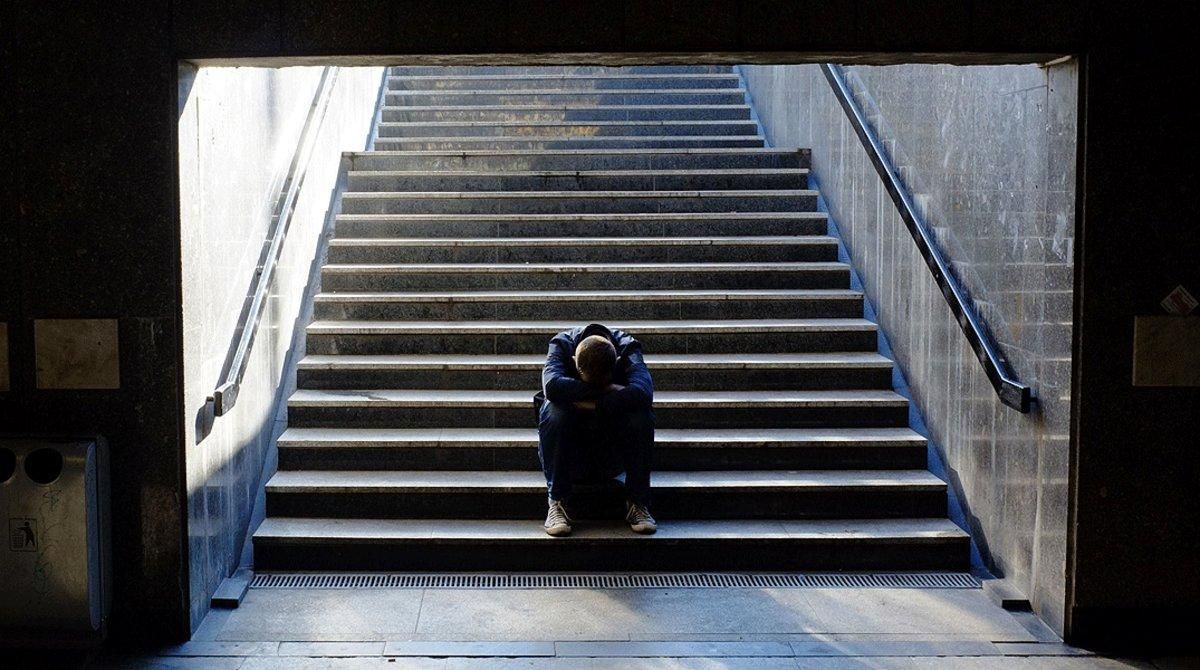 Un joven, en plano ataque de ansiedad. Un joven, en plano ataque de ansiedad.