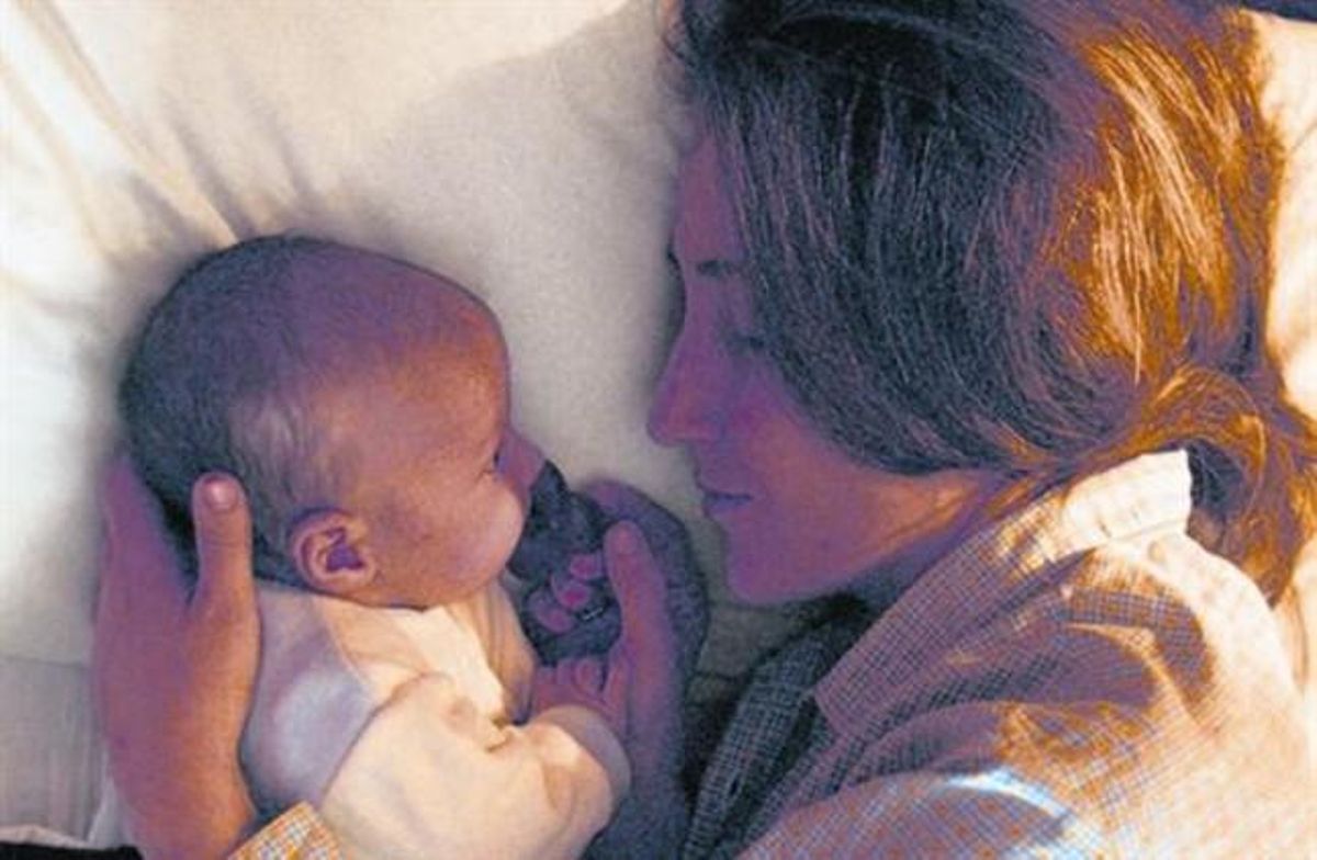 Una madre acaricia a su bebé. Una madre acaricia a su bebé.