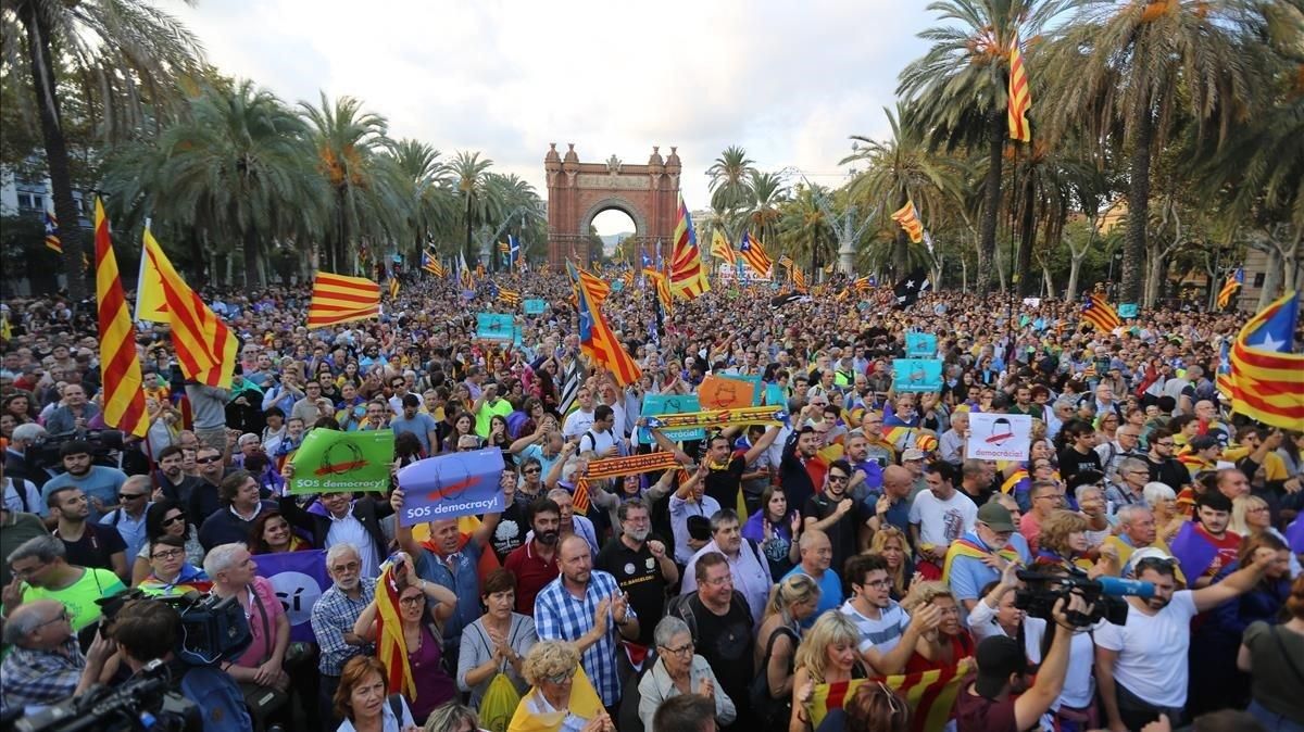 Una multitud se congregó en los alrededores del Parc de la Ciutadella de Barcelona a la espera de que Carles Puigdemont declarara la independencia de Catalunya. En la foto, el paseo de Lluís Companys durante la tarde del 10 de octubre de 2017. Una multitud se congregó en los alrededores del Parc de la Ciutadella de Barcelona a la espera de que Carles Puigdemont declarara la independencia de Catalunya. En la foto, el paseo de Lluís Companys durante la tarde del 10 de octubre de 2017.