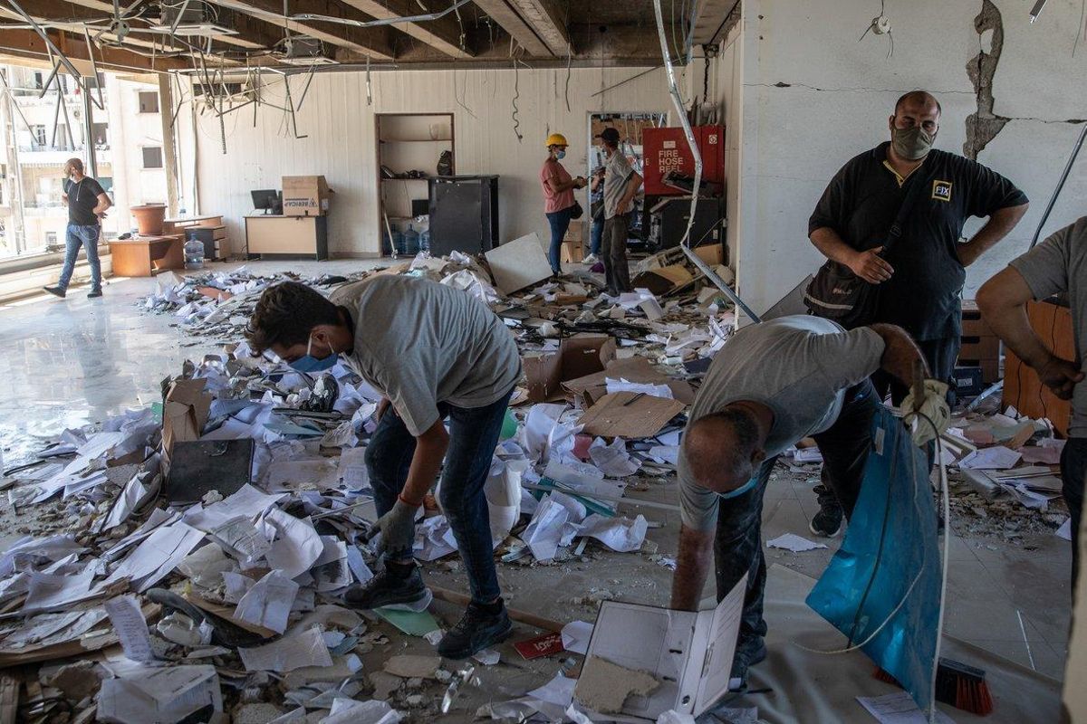 Trabajos de limpieza, el pasado lunes, en uno de los edificios afectados por las explosiones del puerto de Beirut. Trabajos de limpieza, el pasado lunes, en uno de los edificios afectados por las explosiones del puerto de Beirut.
