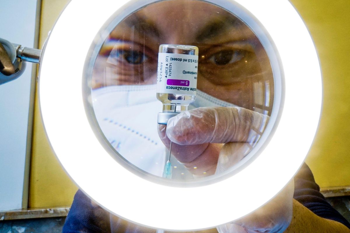 Un sanitario prepara una vacuna en Italia. Un sanitario prepara una vacuna en Italia.