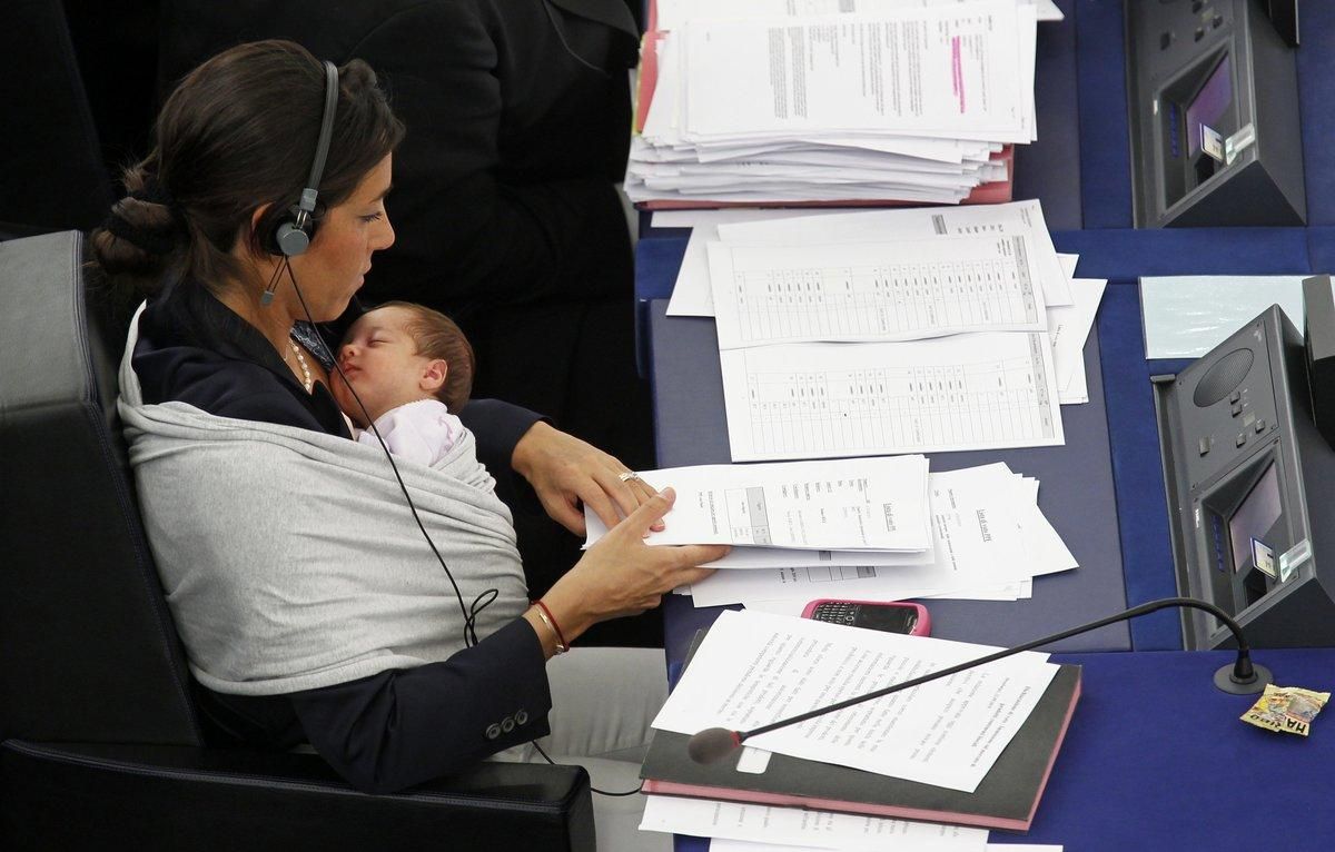 Imagen de archivo de la europarlamentaria Licia Ronzulli con su hijo Imagen de archivo de la europarlamentaria Licia Ronzulli con su hijo