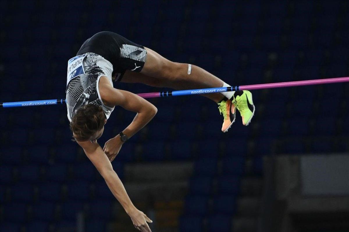 Duplantis, en el momento de superar el listón en los 6,15 metros, nuevo récord mundial Duplantis, en el momento de superar el listón en los 6,15 metros, nuevo récord mundial