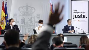 La portavoz del Gobierno, Isabel Rodríguez, comparece junto a los ministros de Exteriores y de la Presidencia, José Manuel Albares y Félix Bolaños, al término de la reunión del Gabinete, este 11 de enero de 2022 en la Moncloa.