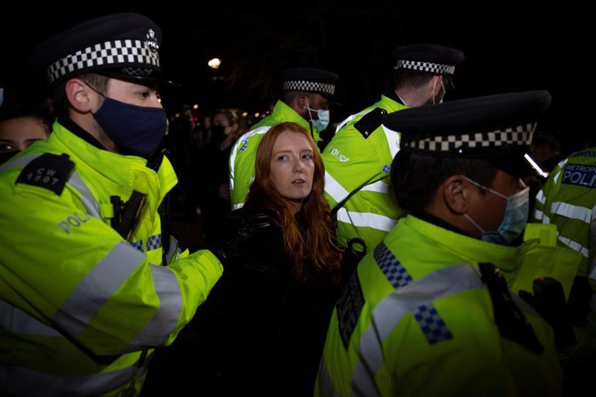 La Policía Metropolitana de Londres se lleva a una mujer arrestada tras los incidentes. La Policía Metropolitana de Londres se lleva a una mujer arrestada tras los incidentes.