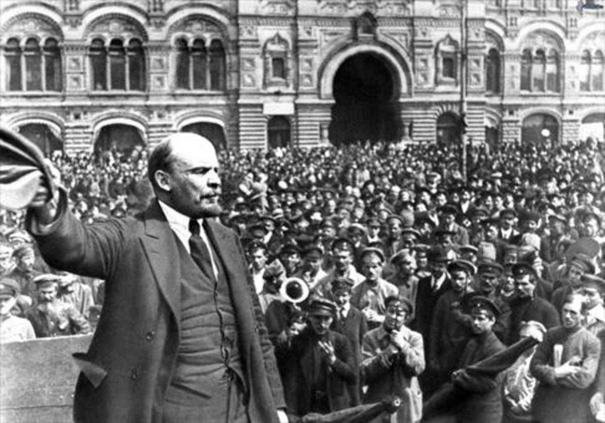 Lenin, dando un mitin en la plaza Roja de Moscú, en 1919. Lenin, dando un mitin en la plaza Roja de Moscú, en 1919.