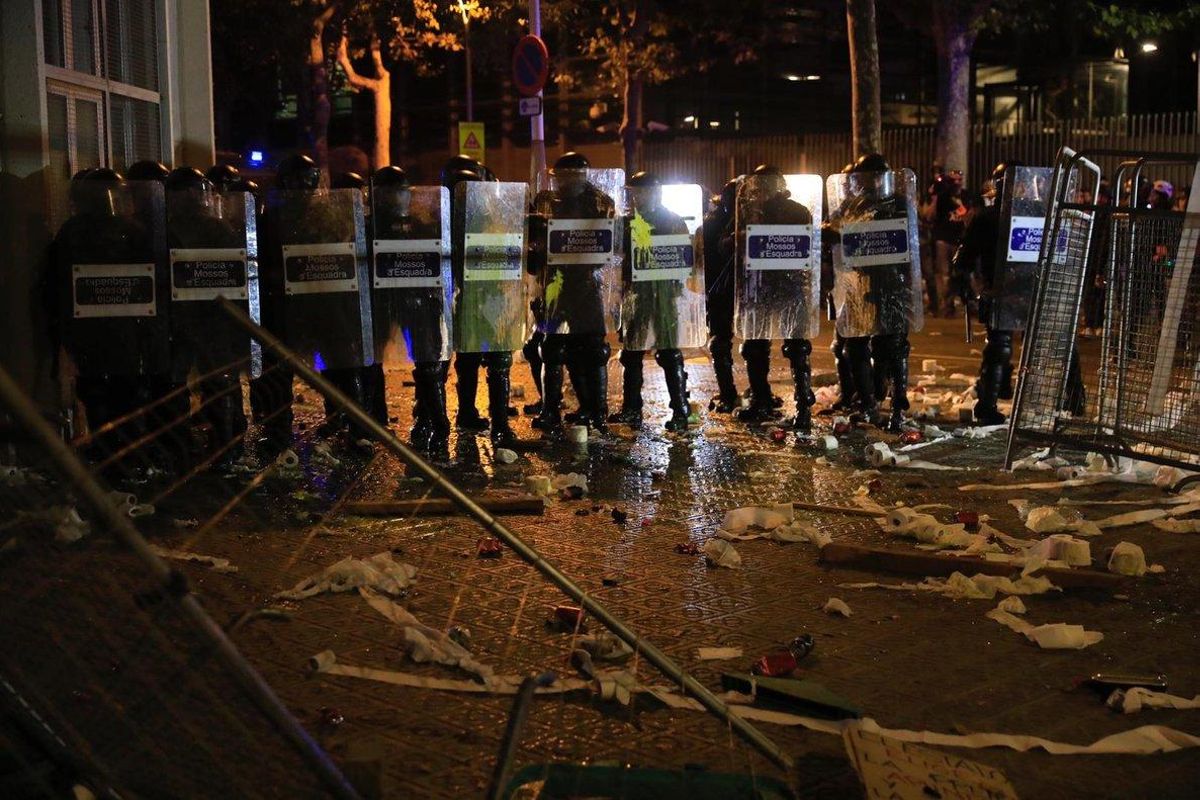Mossos forman ante la Conselleria de Interior. Mossos forman ante la Conselleria de Interior.