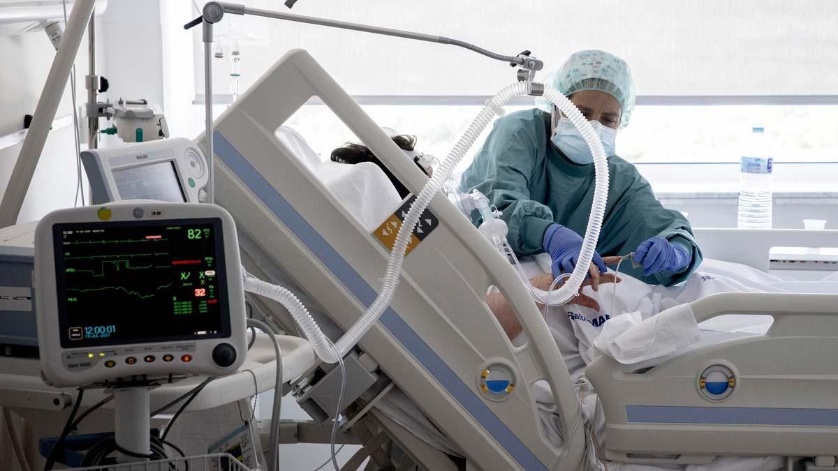 Atención a un paciente con covid en una de las plantas reservadas para la enfermedad en el Hospital del Mar de Barcelona. Atención a un paciente con covid en una de las plantas reservadas para la enfermedad en el Hospital del Mar de Barcelona.