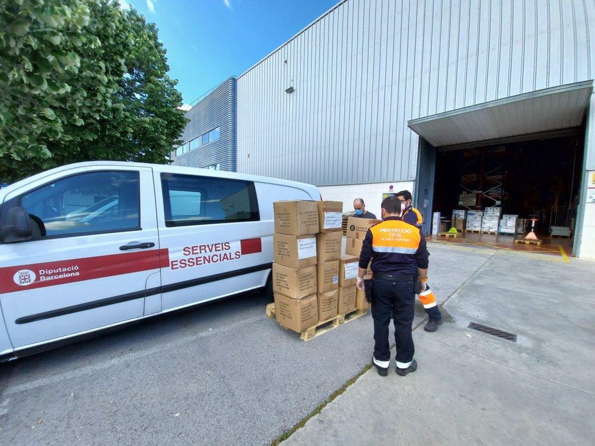 La Diputació de Barcelona dona material de protecció a sanitaris i policies de Sant Boi La Diputació de Barcelona dona material de protecció a sanitaris i policies de Sant Boi