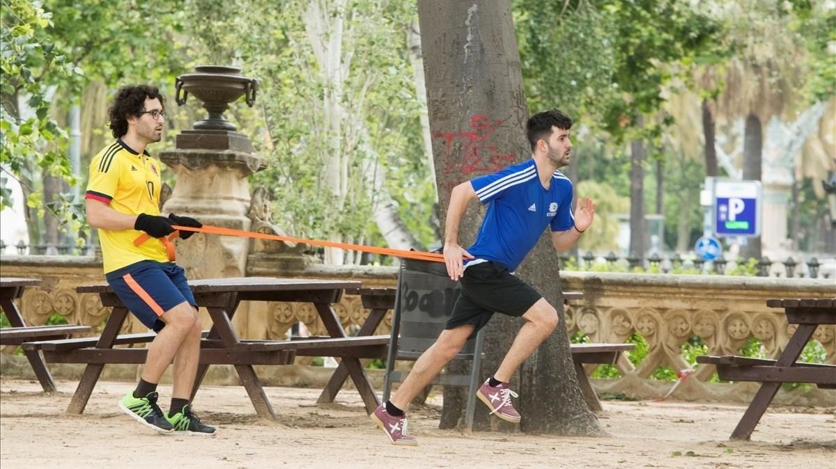 Dos hombres se entrenan en el parque de la Ciutadella de Barcelona, este jueves. Dos hombres se entrenan en el parque de la Ciutadella de Barcelona, este jueves.