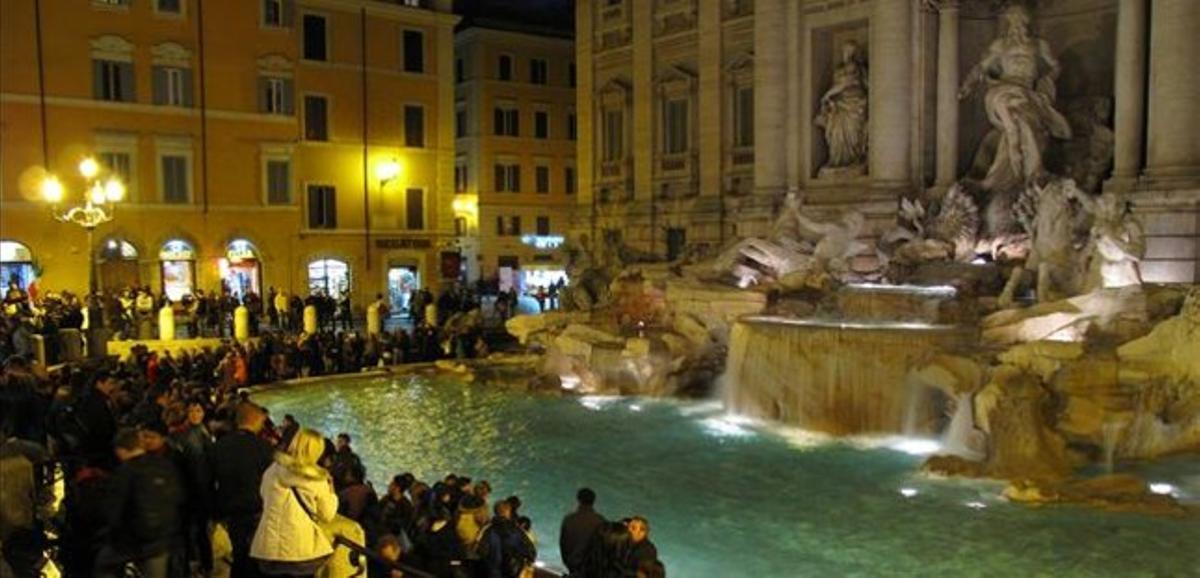 Vista nocturna de la Fontana di Trevi, a Roma.