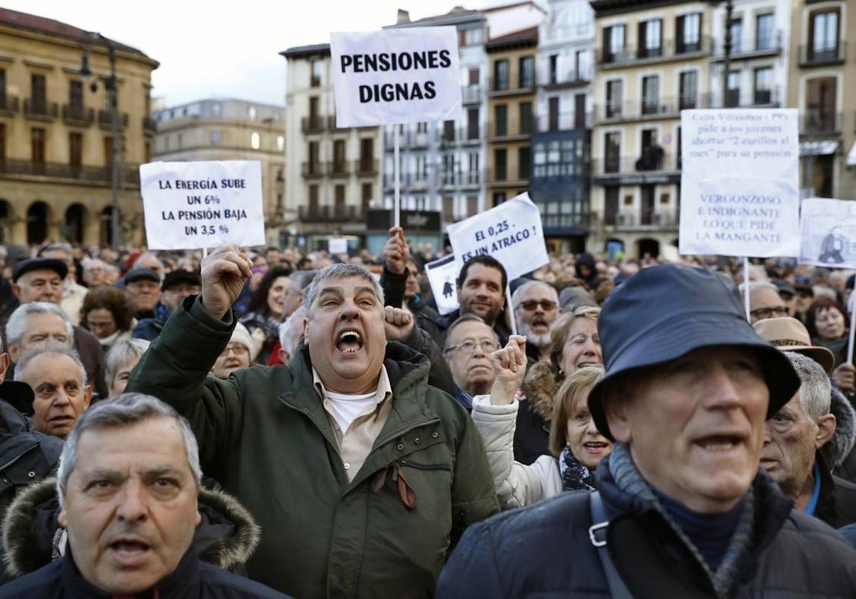 El Defensor del Pueblo recibió en el 2017 más de 45.000 peticiones de un referéndum para una reforma constitucional que establezca el carácter público de las pensiones y su revalorización automática. El Defensor del Pueblo recibió en el 2017 más de 45.000 peticiones de un referéndum para una reforma constitucional que establezca el carácter público de las pensiones y su revalorización automática.