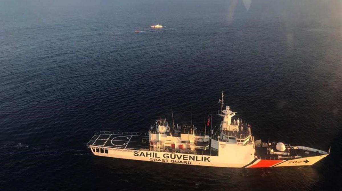 El guardacostas turco ’Sahil Guevenlik’ rastrea la zona en busca de los inmigrantes desaparecidos en el naufragio de este domingo ante las costas de Túnez. El guardacostas turco ’Sahil Guevenlik’ rastrea la zona en busca de los inmigrantes desaparecidos en el naufragio de este domingo ante las costas de Túnez.