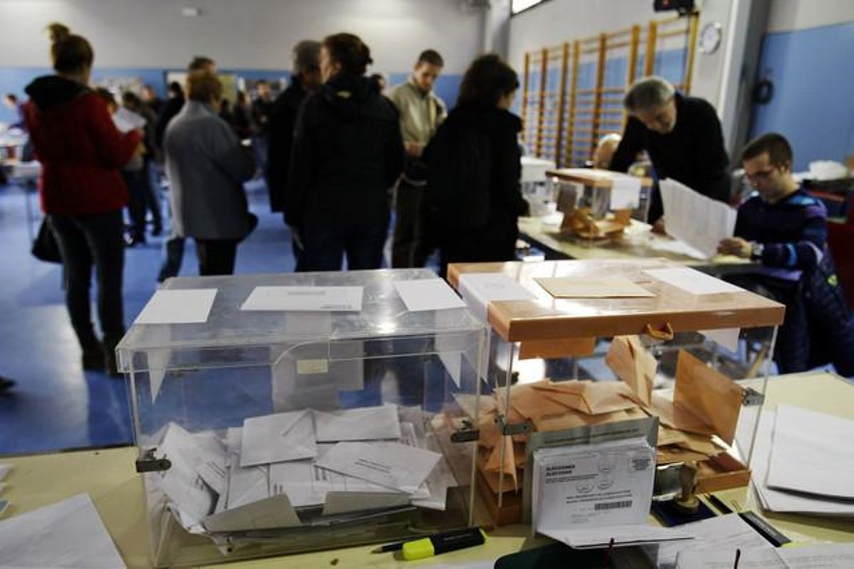 Ciudadanos votando en las elecciones generales del 20N, en un colegio de Barcelona. Ciudadanos votando en las elecciones generales del 20N, en un colegio de Barcelona.