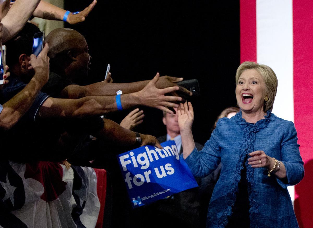  Hillary Clinton saluda a sus seguidores a su llegada a un acto electoral en Palm Beach (Florida).