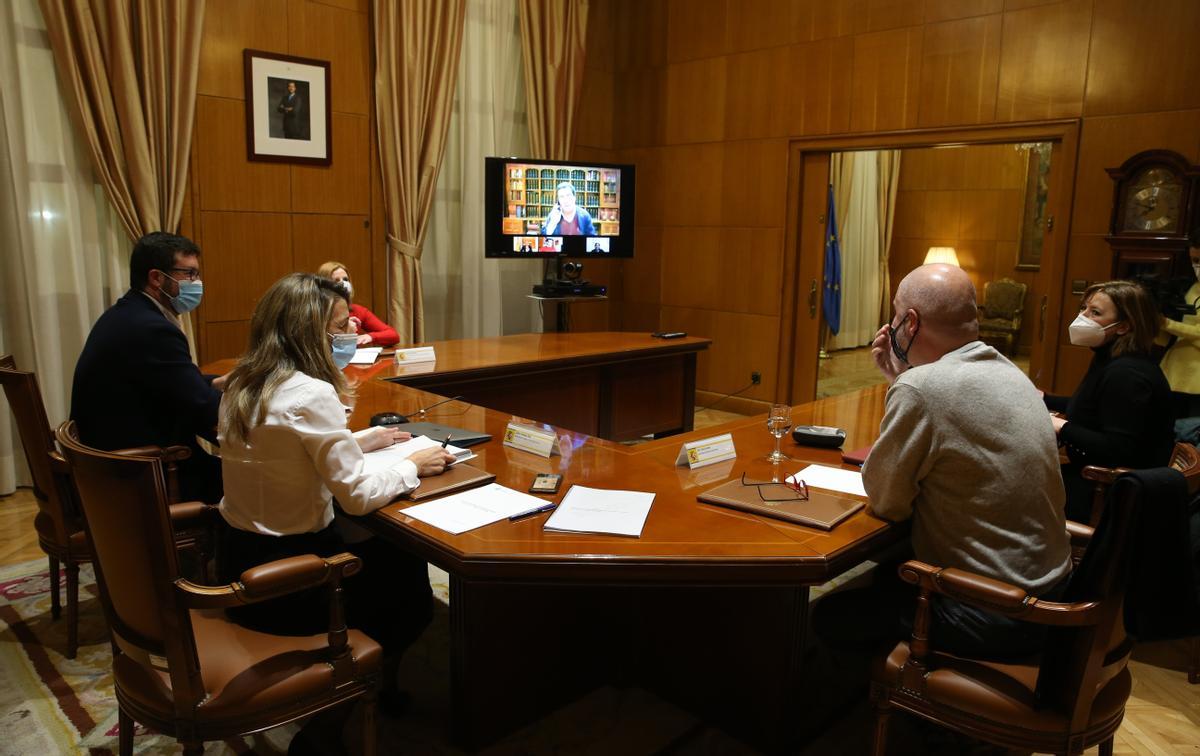 La ministra de Trabajo en una reunión semipresencial con representantes de patronal y sindicatos. La ministra de Trabajo en una reunión semipresencial con representantes de patronal y sindicatos.