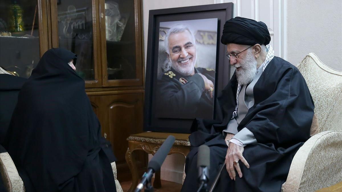 El guía supremo, el ayatolá Alí Jamenei, junto a un familiar del general Qasim Soleimani este viernes.