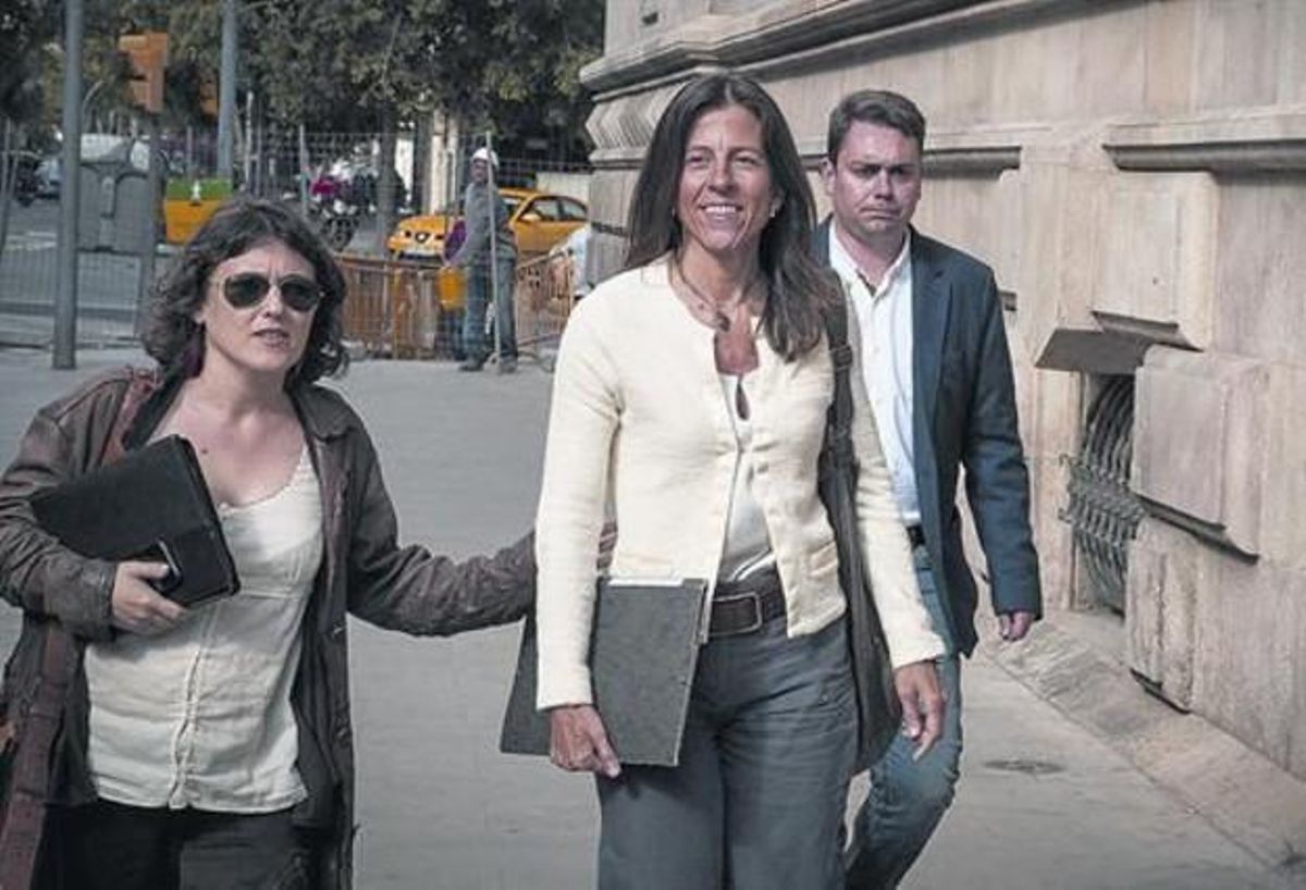 Anna Vidal (centro), el pasado abril, antes de declarar en el Tribunal Superior de Justícia de Catalunya. Anna Vidal (centro), el pasado abril, antes de declarar en el Tribunal Superior de Justícia de Catalunya.