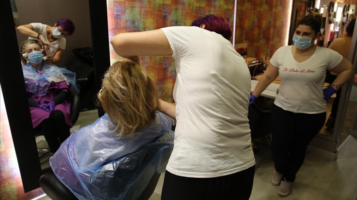 Reapertura de peluquerías y demás comercios en el primer día de la fase 0 de la desescalada del coronavirus.