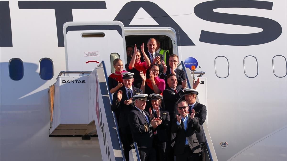 La tripulación del vuelo comercial más largo del mundo, a su llegada en el aeropuerto de Sídney (Australia). La tripulación del vuelo comercial más largo del mundo, a su llegada en el aeropuerto de Sídney (Australia).