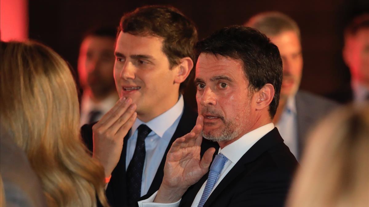 El presidente de Ciudadanos, Albert Rivera, junto al exprimer ministro francés Manuel Valls, el día de Sant Jordi, en Barcelona.