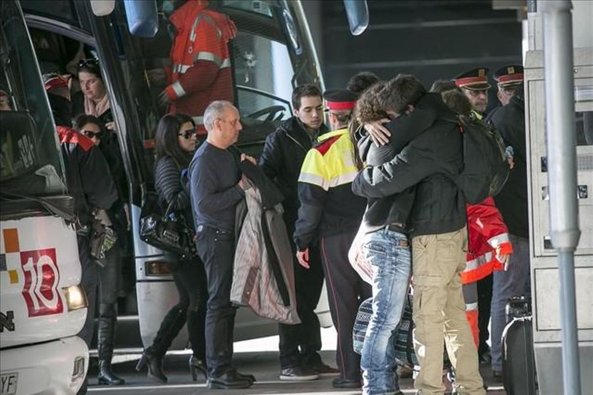 Familiares de los fallecidos en el avion de Germanwings llegan a El Prat de Barcelona rumbo a la zona del accidente. Familiares de los fallecidos en el avion de Germanwings llegan a El Prat de Barcelona rumbo a la zona del accidente.