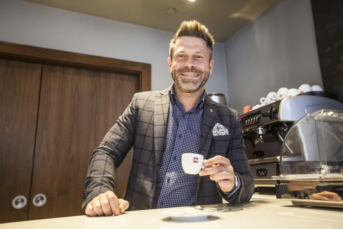 Lucio Tanfi, de la Universidad del Café de Illy, con una taza de café expreso en mano. Lucio Tanfi, de la Universidad del Café de Illy, con una taza de café expreso en mano.