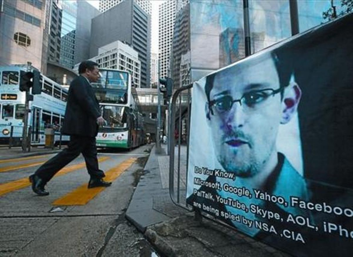 Una pancarta de apoyo a Snowden, colocada en pleno distrito comercial de Hong Kong. Una pancarta de apoyo a Snowden, colocada en pleno distrito comercial de Hong Kong.