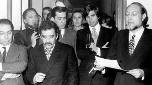 Gabriel García Márquez, segundo de la primera fila, y Mario Vargas Llosa (detrás) junto a Juan García Hortelano, Carlos Barral, Salvador Clotas y Josep Maria Castellet. En el Premio Biblioteca Breve de 1970. 
