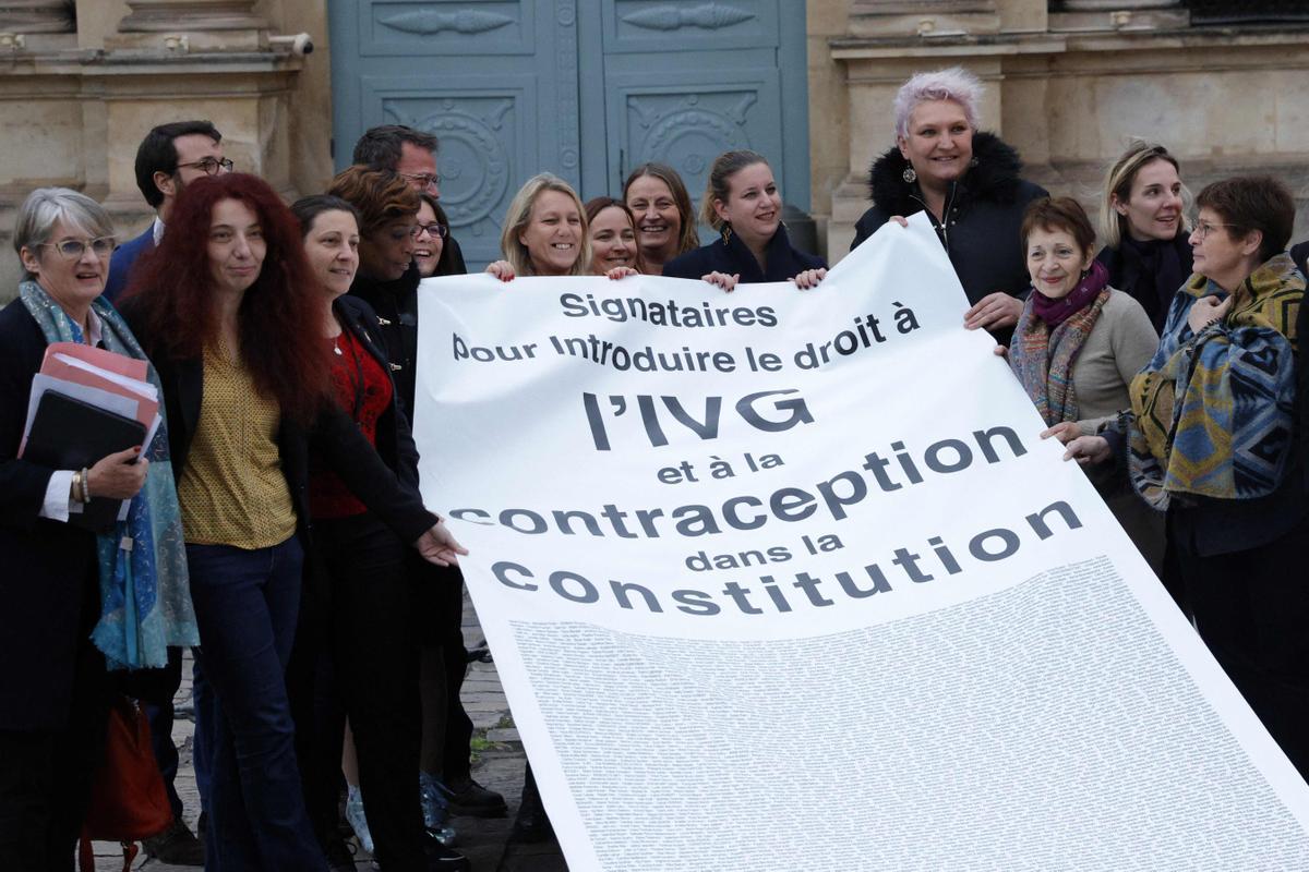 El Parlament francès aprova la inclusió del dret a l’avortament a la Constitució
