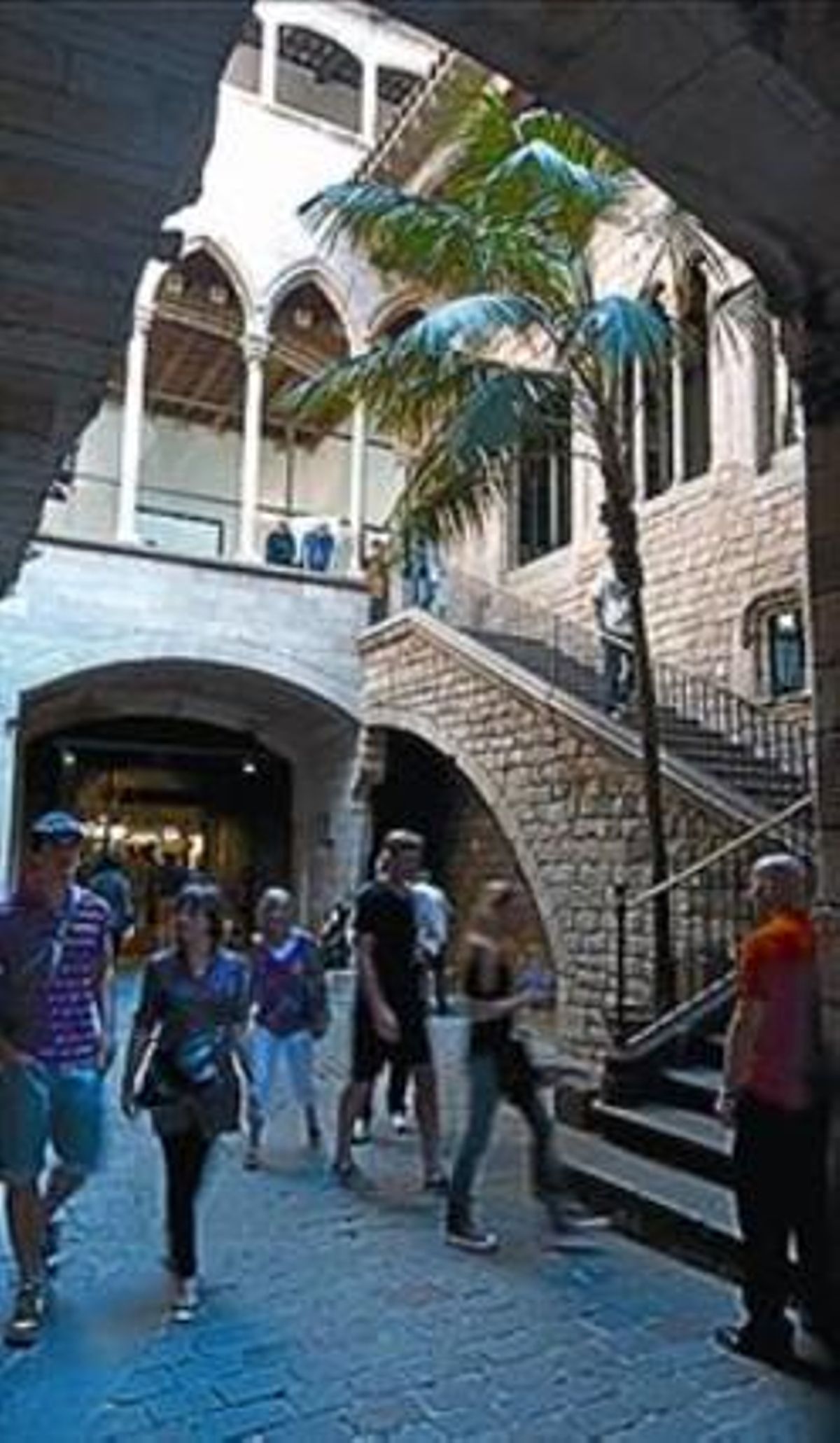 LA BRUJAS DEL SUR3 Josep Puig i Cadafalch dijo que la entonces decadente calle de Montcada, bien remozada, podía convertir a Barcelona en una suerte de Núremberg o Brujas del sur. El proyecto se realizó con tanto celo que Brujas es hoy la Barcelona del norte. LA BRUJAS DEL SUR3 Josep Puig i Cadafalch dijo que la entonces decadente calle de Montcada, bien remozada, podía convertir a Barcelona en una suerte de Núremberg o Brujas del sur. El proyecto se realizó con tanto celo que Brujas es hoy la Barcelona del norte.