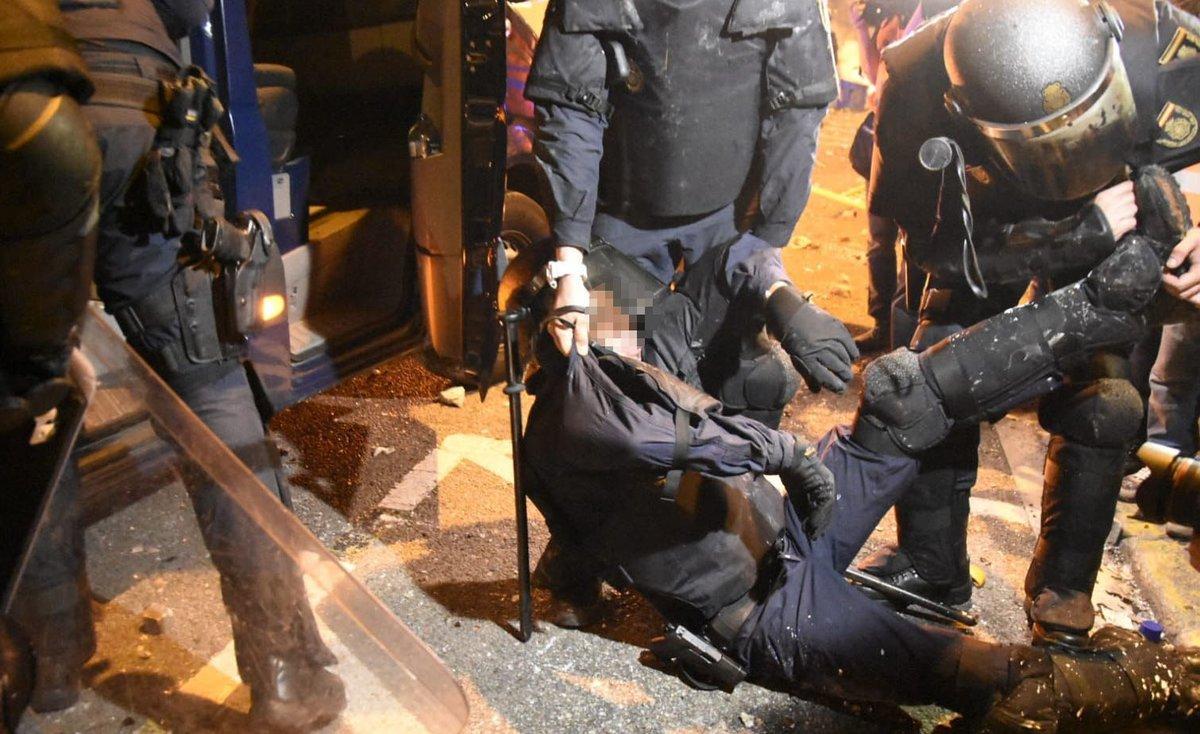 Un policía, cargado por sus compañeros tras ser herido en los enfrentamientos con los manifestantes en Via Laietana, este viernes.