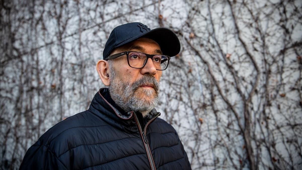 El escritor Marcos Ordóñez, cerca de su domicilio en Barcelona. El escritor Marcos Ordóñez, cerca de su domicilio en Barcelona.