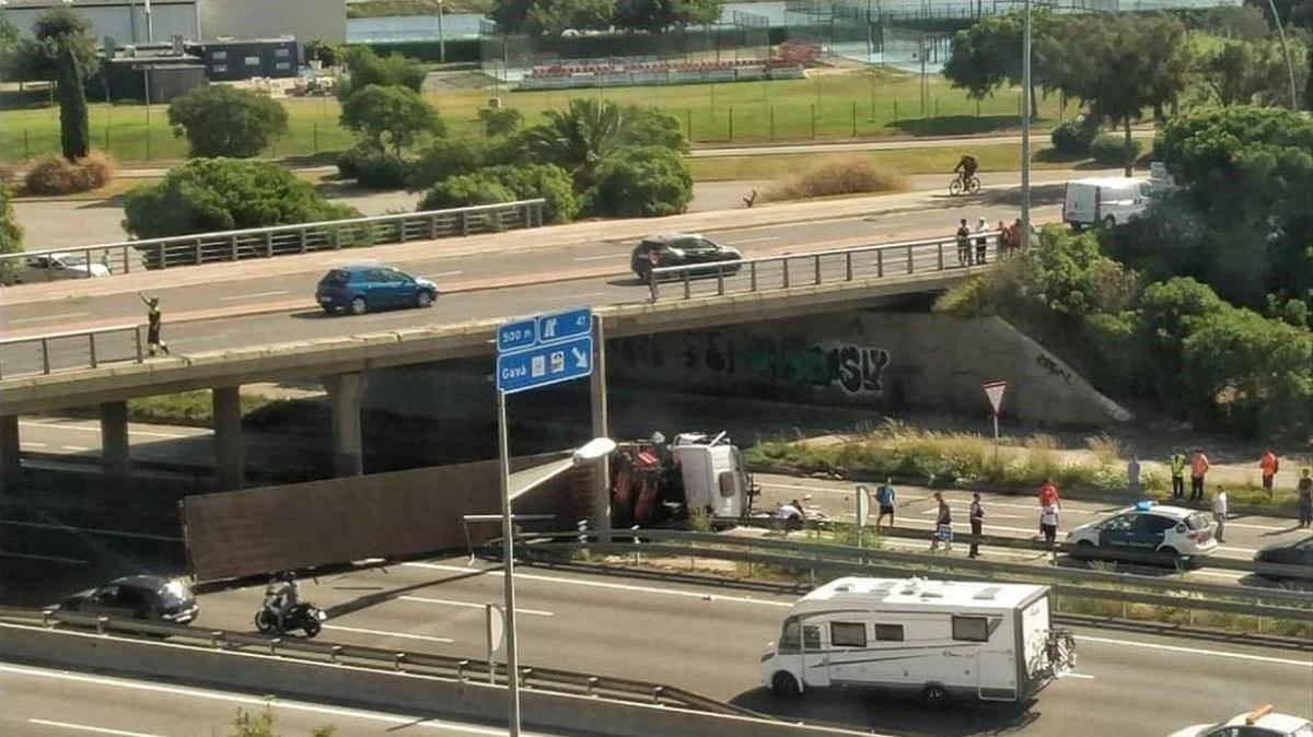 Cae un camión desde un puente a la autopista C32 en Castelldefels Cae un camión desde un puente a la autopista C32 en Castelldefels
